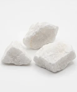 Detalle de tres piedras minerales blancas de calcio con grano cristalino